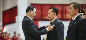 Pj Gubernur Sumsel, AGus Fatoni menerima penghargaan dari IPDN Jatinangor, Selasa (21/5/2024). Foto: Humas Pemprov Sumsel.