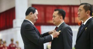 Pj Gubernur Sumsel, AGus Fatoni menerima penghargaan dari IPDN Jatinangor, Selasa (21/5/2024). Foto: Humas Pemprov Sumsel.