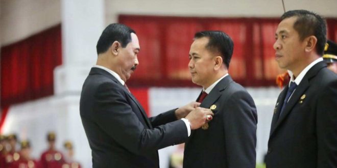 Pj Gubernur Sumsel, AGus Fatoni menerima penghargaan dari IPDN Jatinangor, Selasa (21/5/2024). Foto: Humas Pemprov Sumsel.