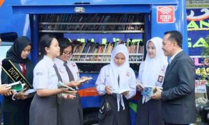 Pj Gubernur Sumsel, Agus Fatoni berdialog dengan para siswa pada pemberian hadiah lomba perpustakaan di SMAN 17 Palembang, Senin (27/5/2024). Foto: Humas Pemprov Sumsel.