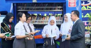 Pj Gubernur Sumsel, Agus Fatoni berdialog dengan para siswa pada pemberian hadiah lomba perpustakaan di SMAN 17 Palembang, Senin (27/5/2024). Foto: Humas Pemprov Sumsel.