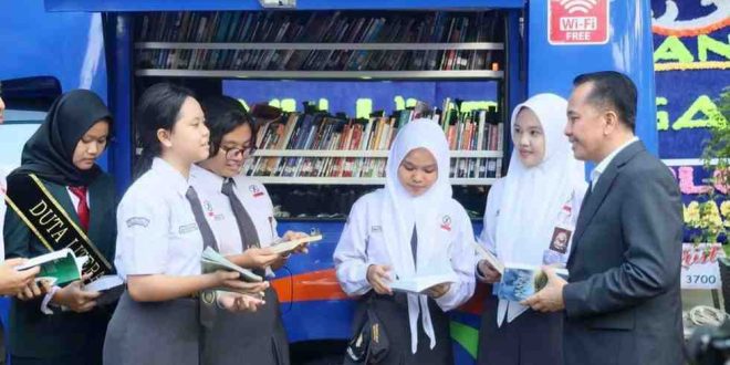 Pj Gubernur Sumsel, Agus Fatoni berdialog dengan para siswa pada pemberian hadiah lomba perpustakaan di SMAN 17 Palembang, Senin (27/5/2024). Foto: Humas Pemprov Sumsel.