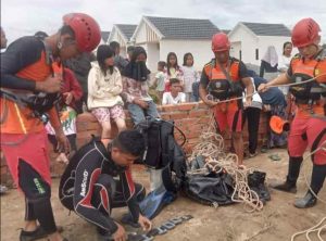 Tim Basarnas Palembang sedang mempersiapkan alat untuk mencari seorang bocah yang hilang di Sungai Borang, Rabu (1/5/2024). Foto: Sumselheadline/Ela.