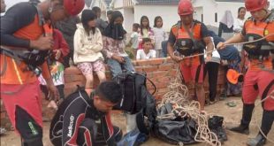 Tim Basarnas Palembang sedang mempersiapkan alat untuk mencari seorang bocah yang hilang di Sungai Borang, Rabu (1/5/2024). Foto: Sumselheadline/Ela.