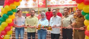 Pj Walikota Palembang, Ratu Dewa meresmikan gerai Haraku Ramen di Palembang Indah Mal, Senin (27/5/2024). Foto: Sumselheadline/Fer.