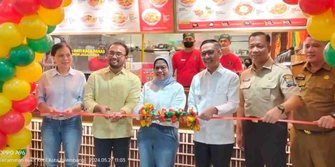 Pj Walikota Palembang, Ratu Dewa meresmikan gerai Haraku Ramen di Palembang Indah Mal, Senin (27/5/2024). Foto: Sumselheadline/Fer.