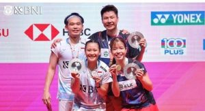 Rinov/Pitha saat usai pembagian hadia juara di Malaysia Master, Minggu (26/5/2024). Foto: IG PB PBSI.
