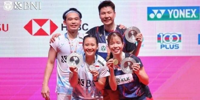 Rinov/Pitha saat usai pembagian hadia juara di Malaysia Master, Minggu (26/5/2024). Foto: IG PB PBSI.