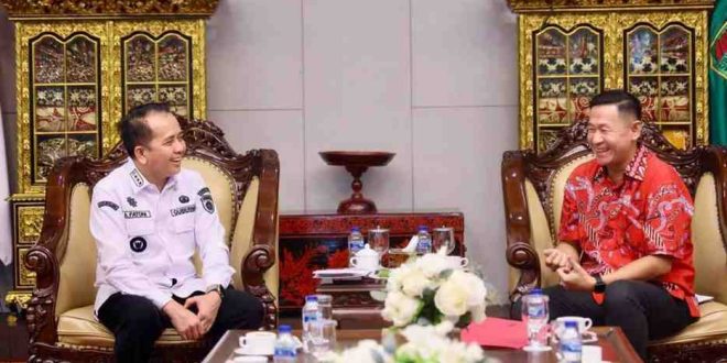 PjGubernur Sumsel, Agus Fatoni saat menerima ketua PSMTI Sumsel, Joni Kesum. Foto: Humas Pemprov Sumsel.