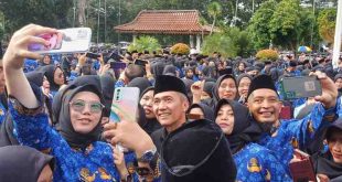 Pj Walikota Palembang, Ratu Dewa selfi bersama para PPPK dan PNS yang baru saja dilantik, Senin (27/5/2024). Foto: Sumselheadline/Pitria.