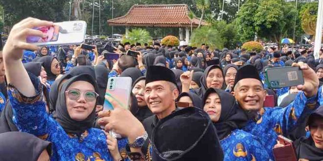 Pj Walikota Palembang, Ratu Dewa selfi bersama para PPPK dan PNS yang baru saja dilantik, Senin (27/5/2024). Foto: Sumselheadline/Pitria.