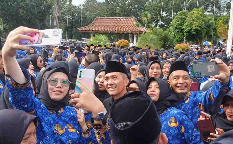 Pj Walikota Palembang, Ratu Dewa selfi bersama para PPPK dan PNS yang baru saja dilantik, Senin (27/5/2024). Foto: Sumselheadline/Pitria.