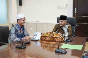 Pimpinan Ponpes Darul Quran Al Madani Pangkalan Jaya, Ustadz H Asfranza Zawawi Lc MA menemui Sekda Muba Apriyadi Mahmud di ruang kerjanya, Kamis (30/5/2024).Foto: Kominfo Muba.