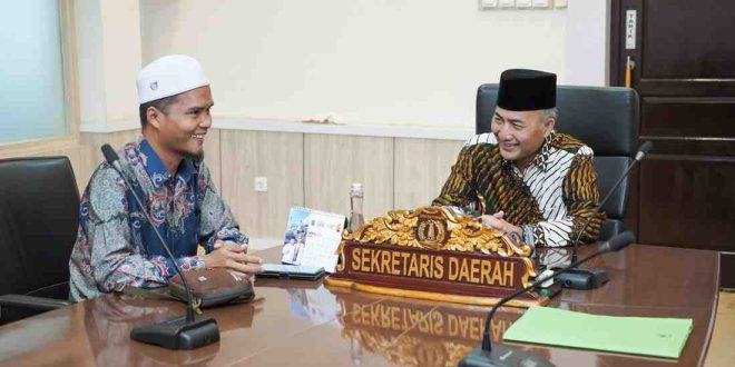 Pimpinan Ponpes Darul Quran Al Madani Pangkalan Jaya, Ustadz H Asfranza Zawawi Lc MA menemui Sekda Muba Apriyadi Mahmud di ruang kerjanya, Kamis (30/5/2024).Foto: Kominfo Muba.