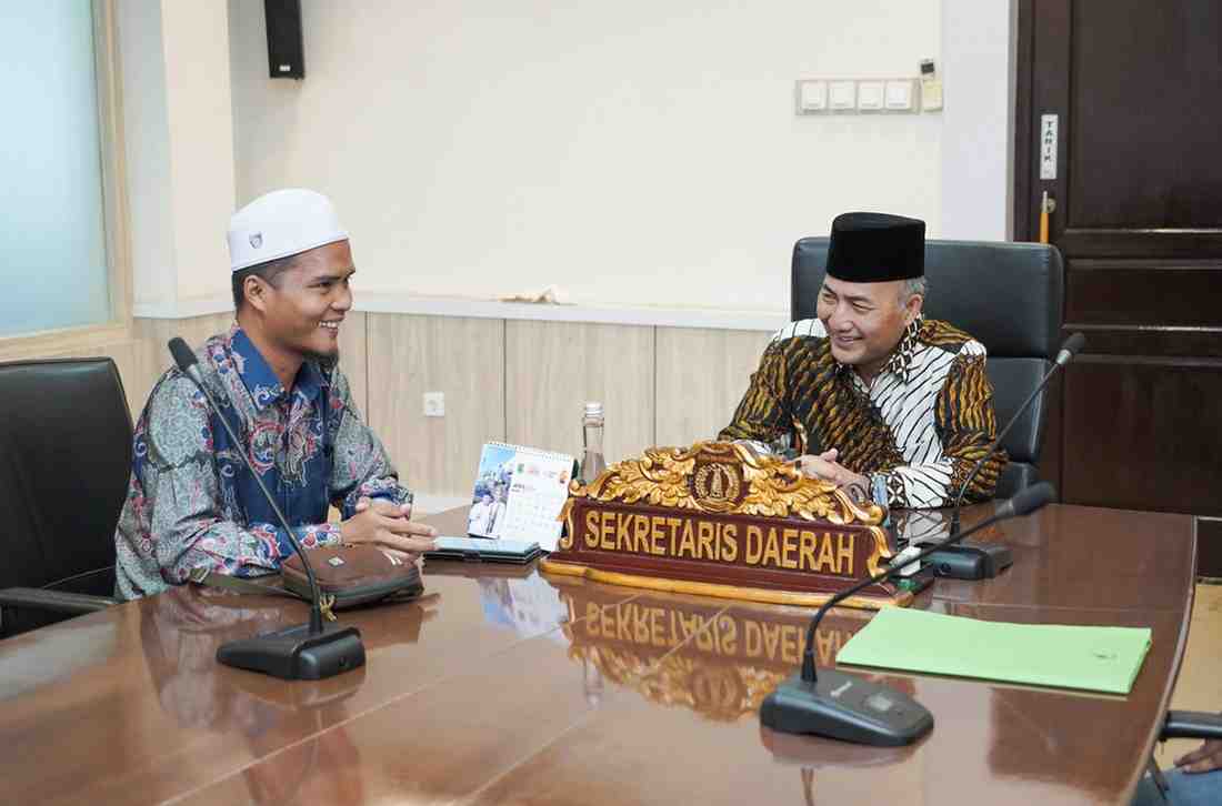 Pimpinan Ponpes Darul Quran Al Madani Pangkalan Jaya, Ustadz H Asfranza Zawawi Lc MA menemui Sekda Muba Apriyadi Mahmud di ruang kerjanya, Kamis (30/5/2024).Foto: Kominfo Muba.