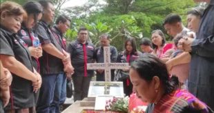 Ayah korban, L Simatupang, bersama istri dan keluarga, melakukan ziarah ke makam Prada Jefriando di TPU Talang Jambe. Suasana duka menyelimuti mereka saat mengenang sang anak, Sabtu (11/5/2024). Foto: Sumselheadline/Ela.