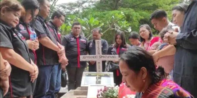 Ayah korban, L Simatupang, bersama istri dan keluarga, melakukan ziarah ke makam Prada Jefriando di TPU Talang Jambe. Suasana duka menyelimuti mereka saat mengenang sang anak, Sabtu (11/5/2024). Foto: Sumselheadline/Ela.