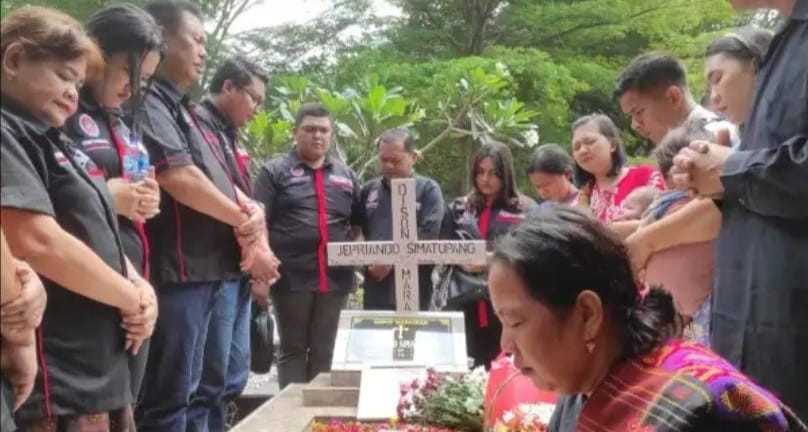 Ayah korban, L Simatupang, bersama istri dan keluarga, melakukan ziarah ke makam Prada Jefriando di TPU Talang Jambe. Suasana duka menyelimuti mereka saat mengenang sang anak, Sabtu (11/5/2024). Foto: Sumselheadline/Ela.