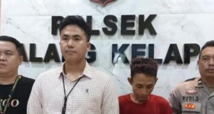 Rizal, baju merah, diamankan Polsek Sukarame, Palembang karena menyiram temannya dengan air keras, Selasa (14/5/2024). Foto: Sumselheadline/Ela.