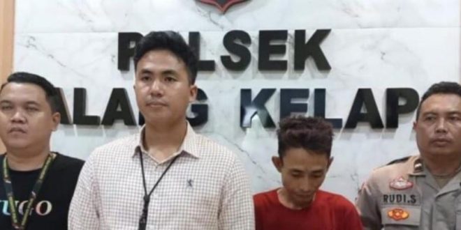 Rizal, baju merah, diamankan Polsek Sukarame, Palembang karena menyiram temannya dengan air keras, Selasa (14/5/2024). Foto: Sumselheadline/Ela.