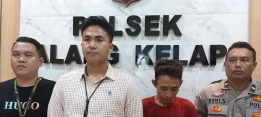 Rizal, baju merah, diamankan Polsek Sukarame, Palembang karena menyiram temannya dengan air keras, Selasa (14/5/2024). Foto: Sumselheadline/Ela.