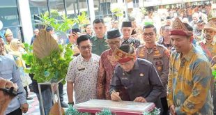 Pj Walikota Palembang, Ratu Dewa meresmikan kantor Camat Sukarame yang baru, Kamis (16/5/2024). Foto: Sumselheadline/Pitria.