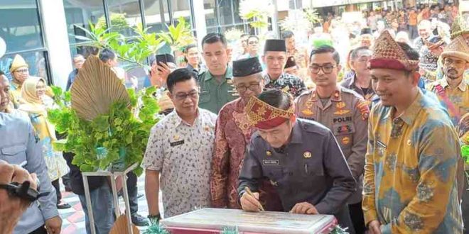 Pj Walikota Palembang, Ratu Dewa meresmikan kantor Camat Sukarame yang baru, Kamis (16/5/2024). Foto: Sumselheadline/Pitria.