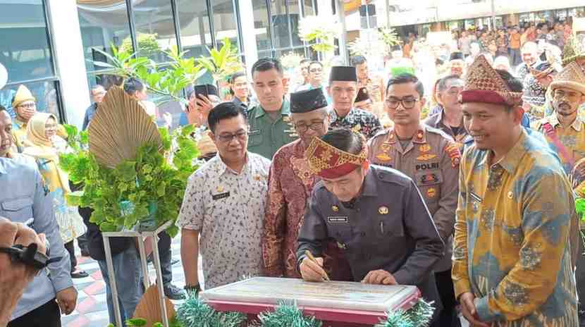 Pj Walikota Palembang, Ratu Dewa meresmikan kantor Camat Sukarame yang baru, Kamis (16/5/2024). Foto: Sumselheadline/Pitria.