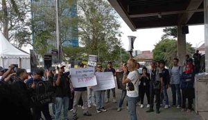 Sejumlah wartawan dari berbagai organiasi menggelar aksi di DPRD Sumsel, menolak revisi UU penyiaran, Rabu (29/5/2024). Foto: Sumselheadline/Pitria.