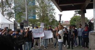 Sejumlah wartawan dari berbagai organiasi menggelar aksi di DPRD Sumsel, menolak revisi UU penyiaran, Rabu (29/5/2024). Foto: Sumselheadline/Pitria.