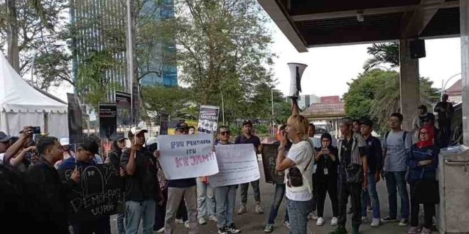 Sejumlah wartawan dari berbagai organiasi menggelar aksi di DPRD Sumsel, menolak revisi UU penyiaran, Rabu (29/5/2024). Foto: Sumselheadline/Pitria.