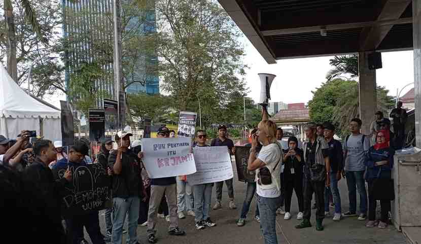 Sejumlah wartawan dari berbagai organiasi menggelar aksi di DPRD Sumsel, menolak revisi UU penyiaran, Rabu (29/5/2024). Foto: Sumselheadline/Pitria.