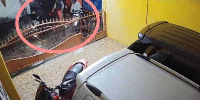 Pencuri yang beraksi terekam CCTV warga di kawasan Silaberanti. Foto: screenshot CCTV.