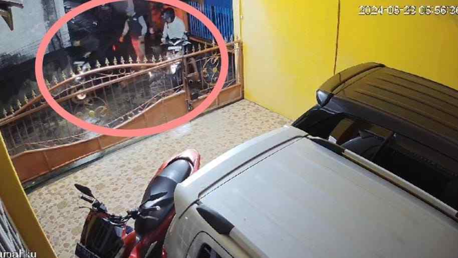 Pencuri yang beraksi terekam CCTV warga di kawasan Silaberanti. Foto: screenshot CCTV.