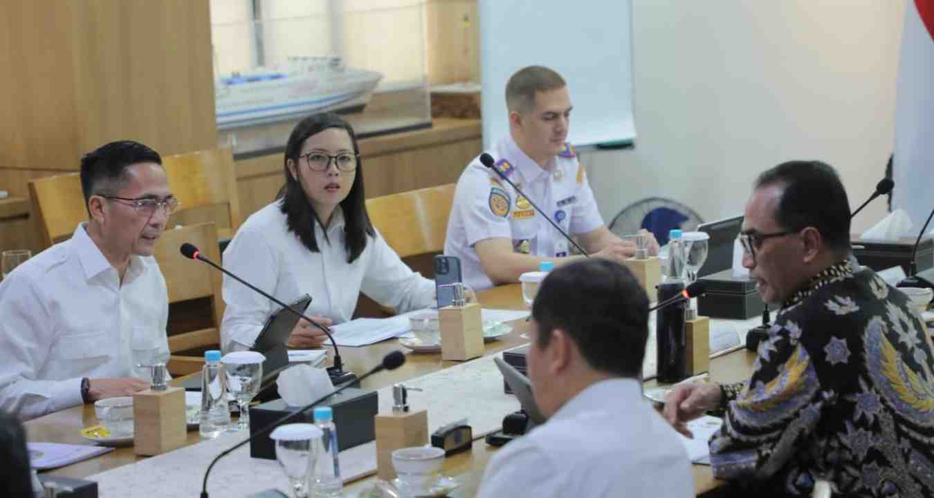 Pj Walikota Palembang, Ratu Dewa rapat dengan Menhub Budi Karya Sumadi di kantor Kemenhub, Jakarta, Rabu (22/5/2024). Foto: Kominfo Palembang.