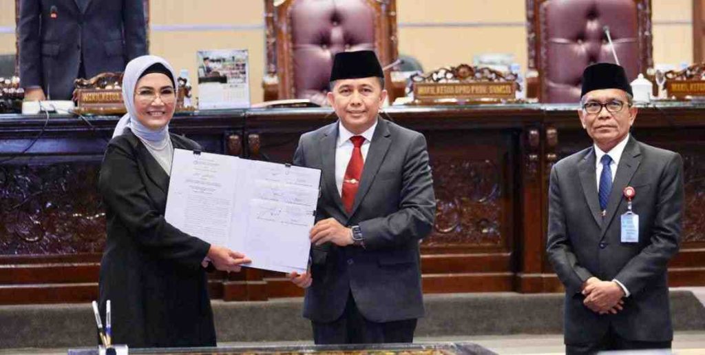 Ketua DPRD Sumsel, Hj RA Anita Noeringhati, MH dan Pj Gubernur Sumsel, Agus Fatoni usai menandatangi kesepakatan bersama tiga Raperda pada rapar paripurna DPRD Sumsel, Senin (27/5/2024). Foto: Tim Humas DPRD Sumsel.