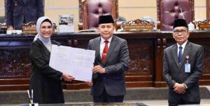 Ketua DPRD Sumsel, Hj RA Anita Noeringhati, MH dan Pj Gubernur Sumsel, Agus Fatoni usai menandatangi kesepakatan bersama tiga Raperda pada rapar paripurna DPRD Sumsel, Senin (27/5/2024). Foto: Tim Humas DPRD Sumsel.