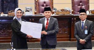 Ketua DPRD Sumsel, Hj RA Anita Noeringhati, MH dan Pj Gubernur Sumsel, Agus Fatoni usai menandatangi kesepakatan bersama tiga Raperda pada rapar paripurna DPRD Sumsel, Senin (27/5/2024). Foto: Tim Humas DPRD Sumsel.