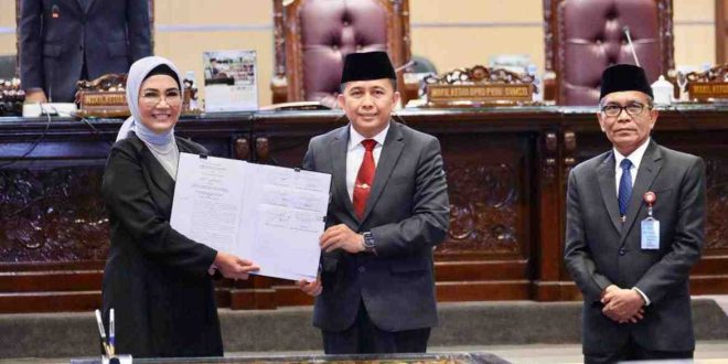 Ketua DPRD Sumsel, Hj RA Anita Noeringhati, MH dan Pj Gubernur Sumsel, Agus Fatoni usai menandatangi kesepakatan bersama tiga Raperda pada rapar paripurna DPRD Sumsel, Senin (27/5/2024). Foto: Tim Humas DPRD Sumsel.
