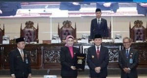 Pj Gubernur Sumsel, Agus Fatoni dan Ketua DPRD Sumsel, Anita Noeringhati usai menandatangani persetujuan fraksi atas tanggapan gubernur, Kamis (2/5/2024). Foto: Humas Pemprov Sumsel.