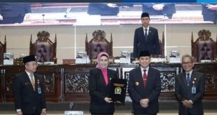 Pj Gubernur Sumsel, Agus Fatoni dan Ketua DPRD Sumsel, Anita Noeringhati usai menandatangani persetujuan fraksi atas tanggapan gubernur, Kamis (2/5/2024). Foto: Humas Pemprov Sumsel.