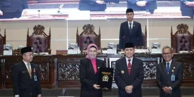 Pj Gubernur Sumsel, Agus Fatoni dan Ketua DPRD Sumsel, Anita Noeringhati usai menandatangani persetujuan fraksi atas tanggapan gubernur, Kamis (2/5/2024). Foto: Humas Pemprov Sumsel.