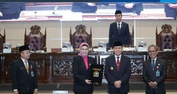 Pj Gubernur Sumsel, Agus Fatoni dan Ketua DPRD Sumsel, Anita Noeringhati usai menandatangani persetujuan fraksi atas tanggapan gubernur, Kamis (2/5/2024). Foto: Humas Pemprov Sumsel.