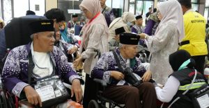 Para jemaah risiko tinggi kloter 2 Sumsel yang masuk ke Asrama Haji Palembang, Minggu (12//5/2024) pagi. Foto: Sumselheadline/Fer.