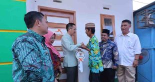 Fauzi menerima kunci rumahnya yang baru saja selesai dibedah dari Pj Walikota Palembang, Ratu Dewa, Jumat (31/5/2024). Rumahnya baru saja dibedah oleh Pemkot Palembang, Foto: Kominfo Palembang.