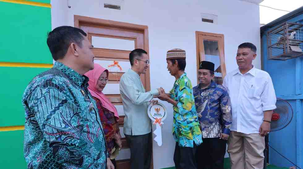 Fauzi menerima kunci rumahnya yang baru saja selesai dibedah dari Pj Walikota Palembang, Ratu Dewa, Jumat (31/5/2024). Rumahnya baru saja dibedah oleh Pemkot Palembang, Foto: Kominfo Palembang.