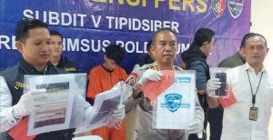 Tim Siber Polda Sumsel konfrence tentang penangkapan tiga pelaku promotor judi online, Selasa (7/5/2024). Foto: Sumselheadline/Ela.