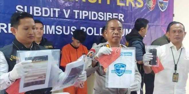 Tim Siber Polda Sumsel konfrence tentang penangkapan tiga pelaku promotor judi online, Selasa (7/5/2024). Foto: Sumselheadline/Ela.