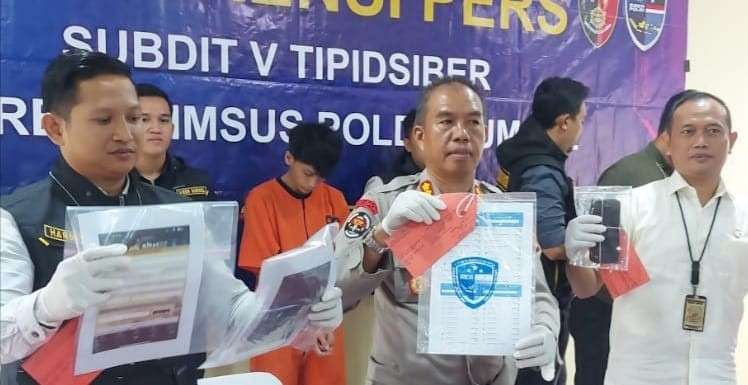 Tim Siber Polda Sumsel konfrence tentang penangkapan tiga pelaku promotor judi online, Selasa (7/5/2024). Foto: Sumselheadline/Ela.