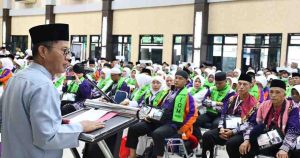 Kakanwil Depag Sumsel, Safitri Irwan melepas jemaah haji kloter 9 di Asrama Haji Palembang, Kamis (23/5/2024). Foto: Sumselheadline/Pitria.